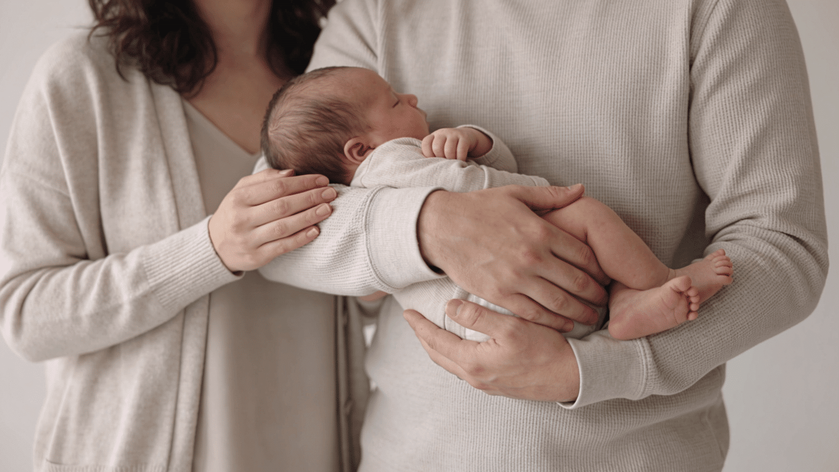 newborn-family-photo-outfits