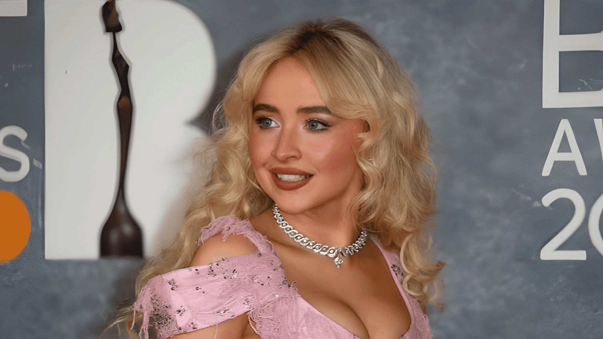 Sabrina Carpenter with face-framing layers on a heart-shaped face.